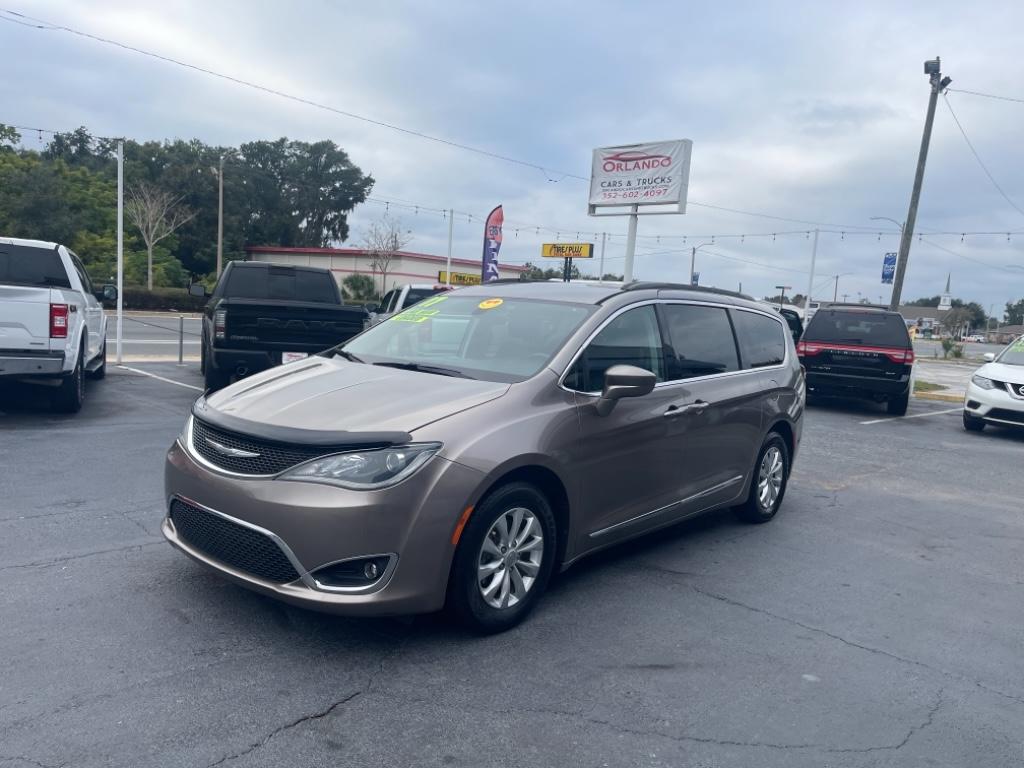 2017 Chrysler Pacifica Touring-L's photo